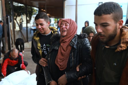 I parenti piangono mentre i corpi dei palestinesi uccisi nei bombardamenti israeliani giacciono fuori dall'obitorio  
