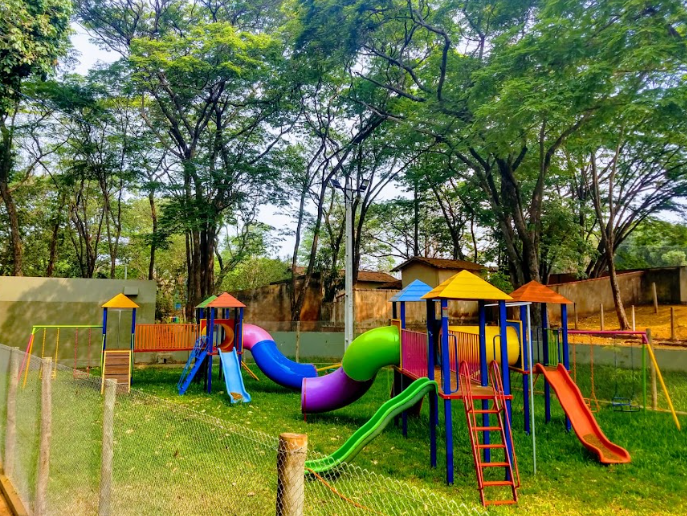 Playgrounds para escolas instalados em uma área ao ar livre