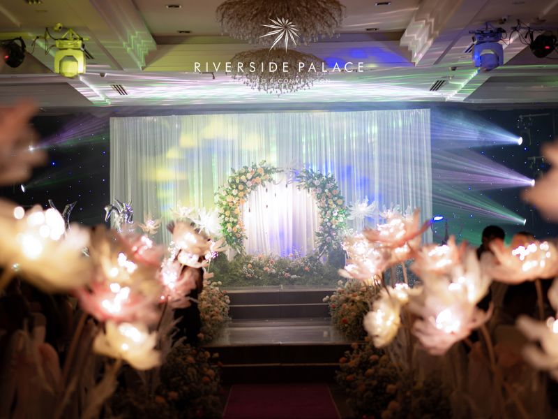 Đèn sân khấu lễ cưới đẹp lung linh tại Riverside Palace