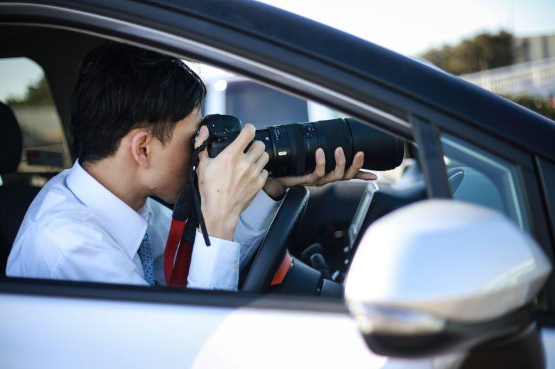 車のサイドミラーに映っている男性

自動的に生成された説明