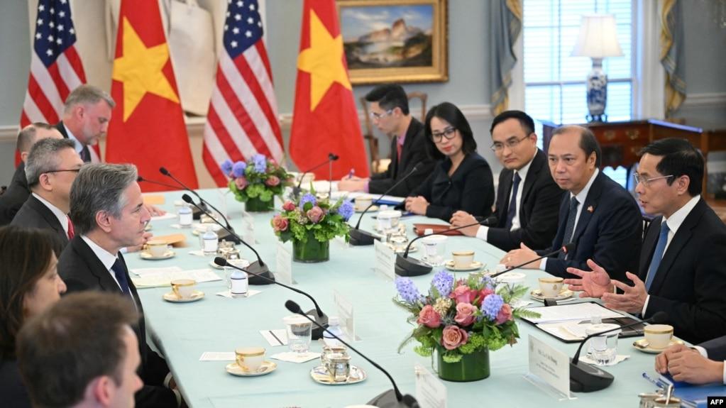 Bộ trưởng Ngoại giao Việt Nam Bùi Thanh Sơn (thứ nhất từ phải) và Đại sứ Việt Nam tại Mỹ Nguyễn Quốc Dũng (thứ hai từ phải) thảo luận với Ngoại trưởng Mỹ Antony Blinken (thử 3 từ trái) và các quan chức chính Hoa Kỳ tại Washington DC hôm 25/3.
