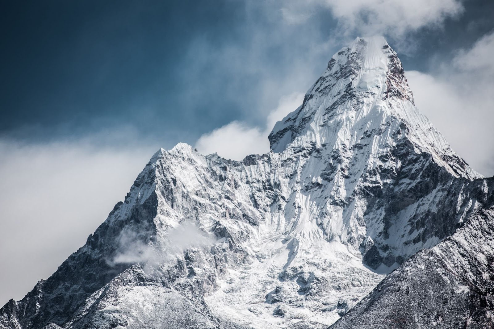 În ce țară se află Muntele Everest?