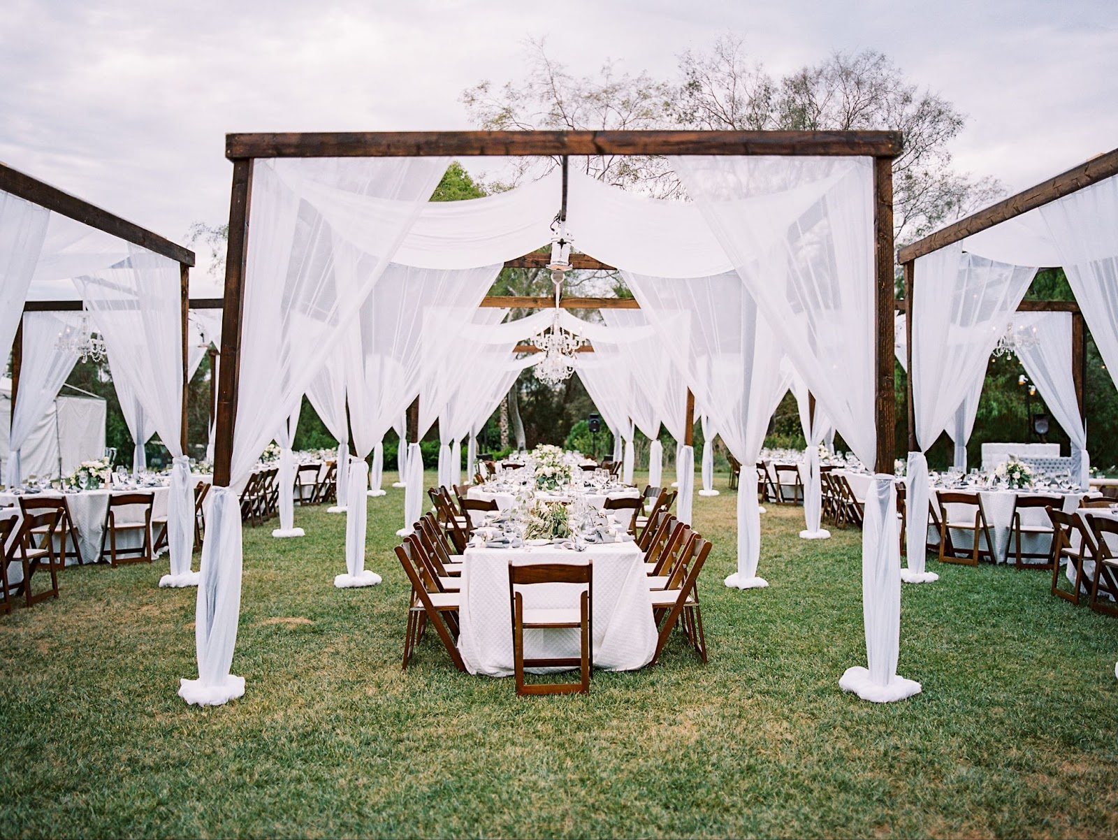 Outdoor Valentine Decor: Romantic Garden Retreat