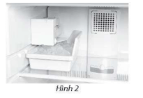 Một khay nước có nhiệt độ 20°C được đặt vào ngăn đá của tủ lạnh