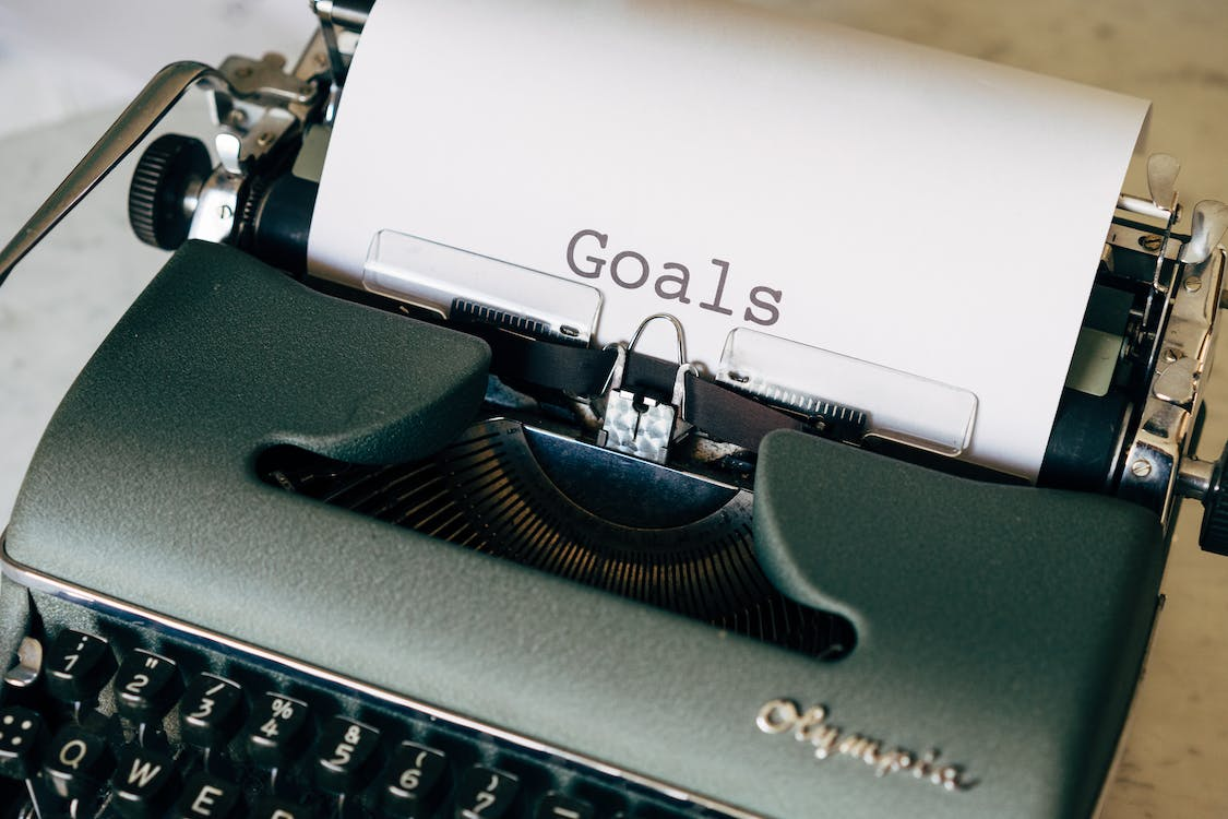 A type writer with the word “goals”
