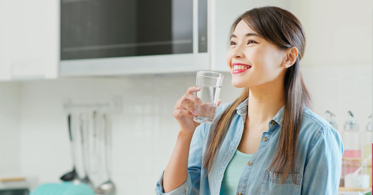 Uống đủ nước là giải pháp an toàn giúp dưỡng da non sau khi tái tạo