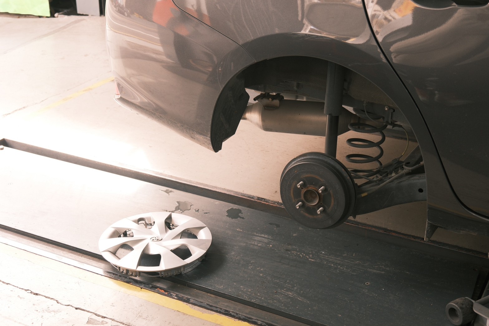 圖：建強輪胎檢查過程