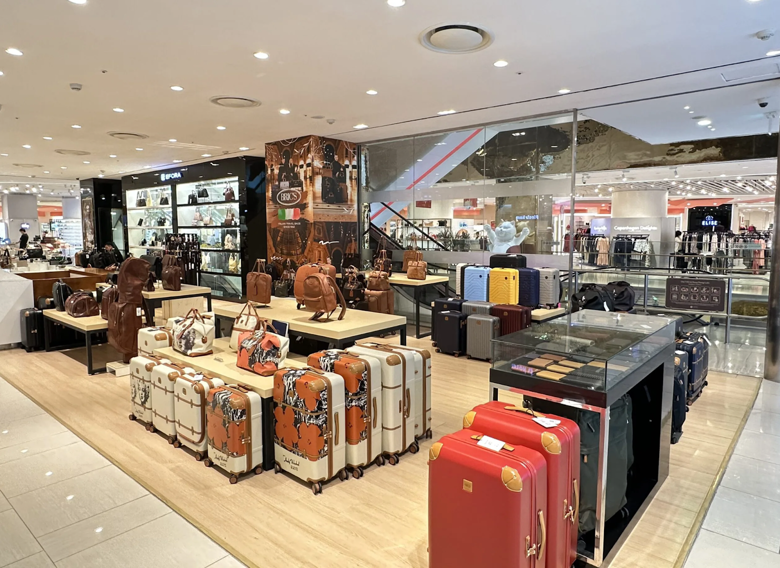 Hình ảnh cửa hàng túi xách da thật và đồ du lịch cao cấp từ Ý – EFORA tại TTTM Lotte Department Store