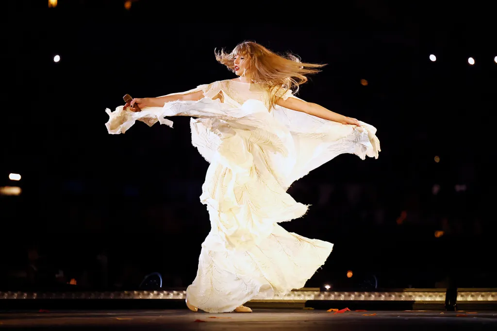 Picture of Taylor Swift rocking a gorgeous gown for her concert