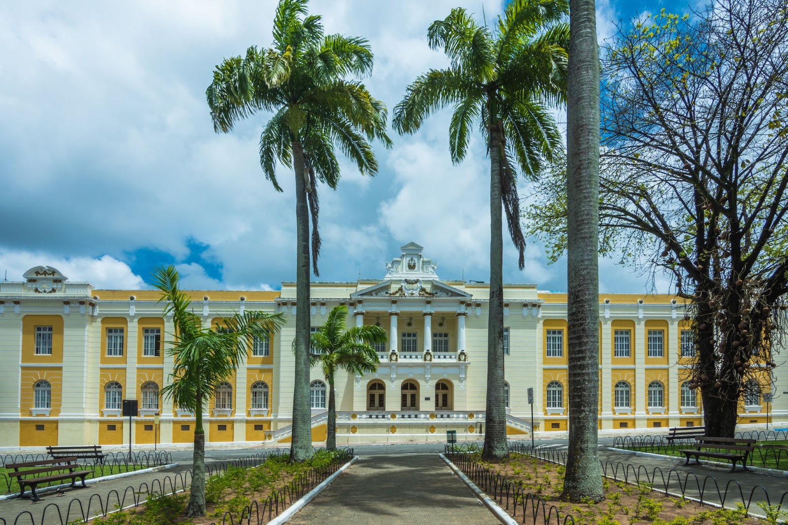 Palácio da Justiça, um dos pontos turísticos do Centro Histórico de João Pessoa. O palacete de dois andares tem uma fachada amarela com detalhes em branco e colunas de estilo neoclássico