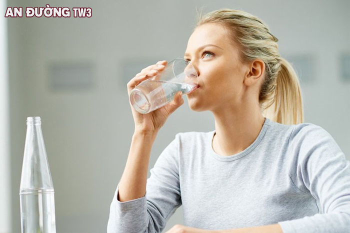 Người tiểu đường uống đủ nước giúp đảm bảo nhu cầu điện giải của cơ thể