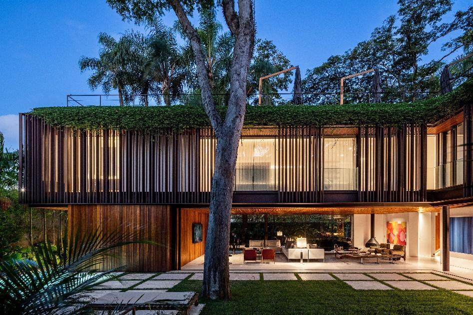 Casa com jardim na frente de um prédio

Descrição gerada automaticamente