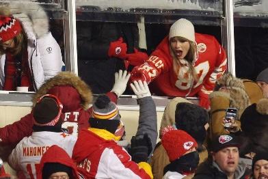 Taylor Swift High-Fives Fans from Her Seat at Chiefs-Dolphins Game
