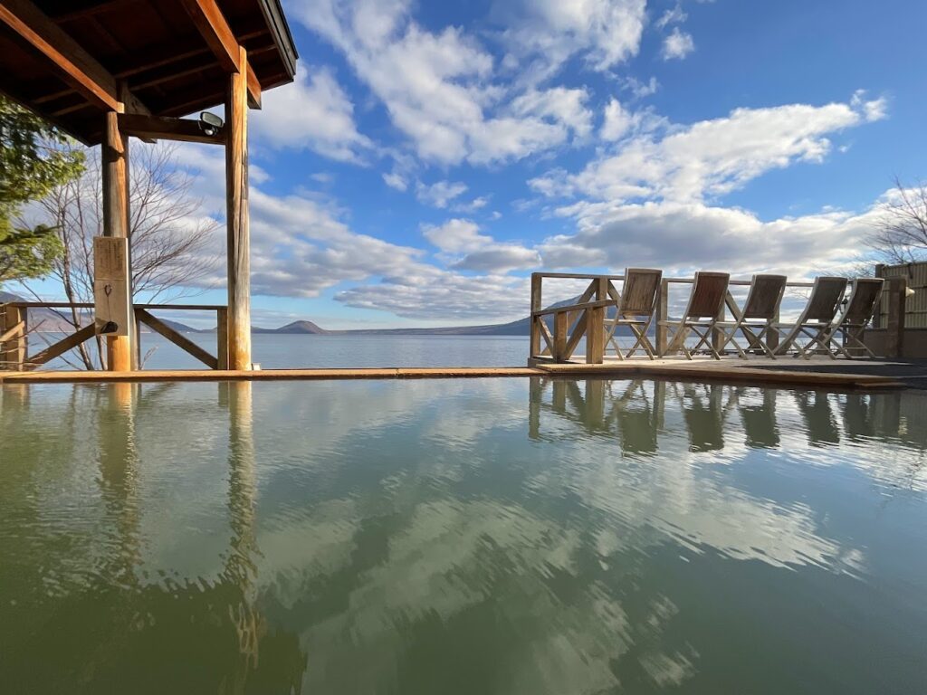 3　千歳市　支笏湖ビューを楽しめる温泉と本格サウナ「湖畔の宿支笏湖　丸駒温泉旅館」