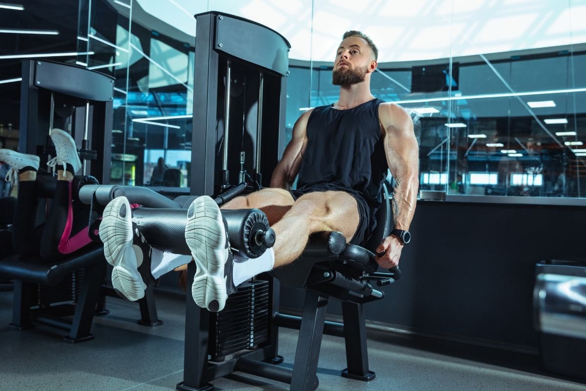 treino de pernas em cadeira extensora