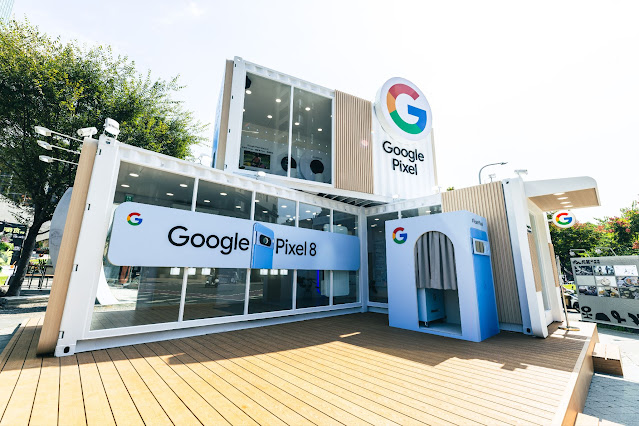 Image 1: 一個白色、多層的戶外建築，有大型玻璃窗，醒目的 「Google Pixel 8」 和 「G」 標誌，可能是 Google Pixel 產品展示或體驗空間