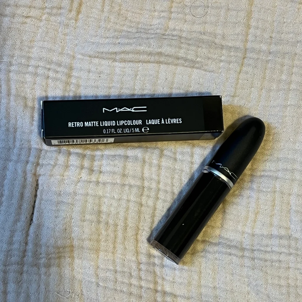 Son thỏi đen MAC Retro Matte Liquid Lipcolour in Caviar