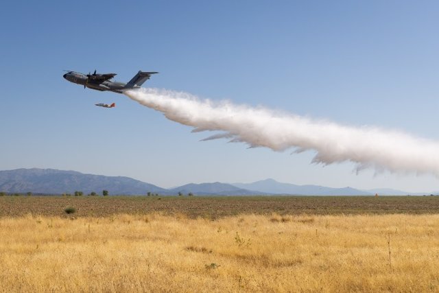 Airbus prueba con éxito el kit de extinción de incendios del avión de transporte A400M con ensayos en España.