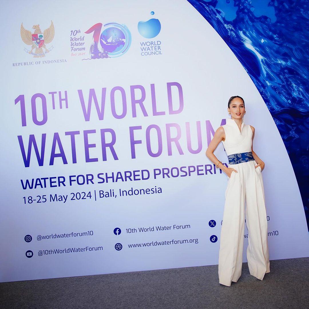 cinta laura jumpsuit batik wwf 2024
