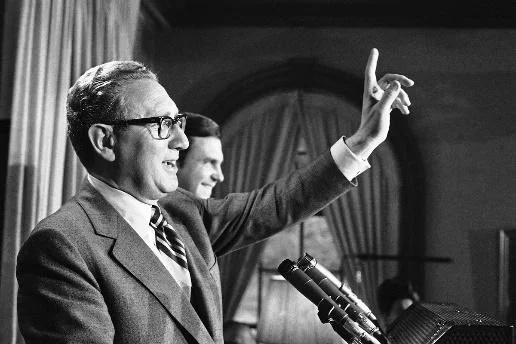 Henry Kissinger bir basın toplantısında gazetecilerin Çin ile yaklaşan müzakereler hakkındaki sorularını yanıtlıyor, Washington, 30 Kasım 1971