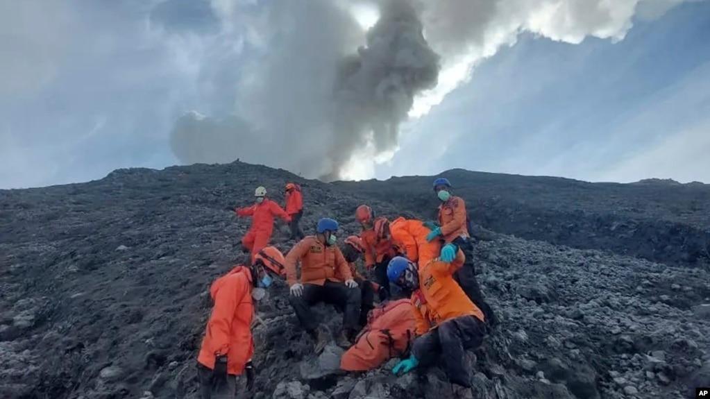 Nhân viên cứu hộ gần núi lửa Marapi ở Agam, West Sumatra, Indonesia. 
