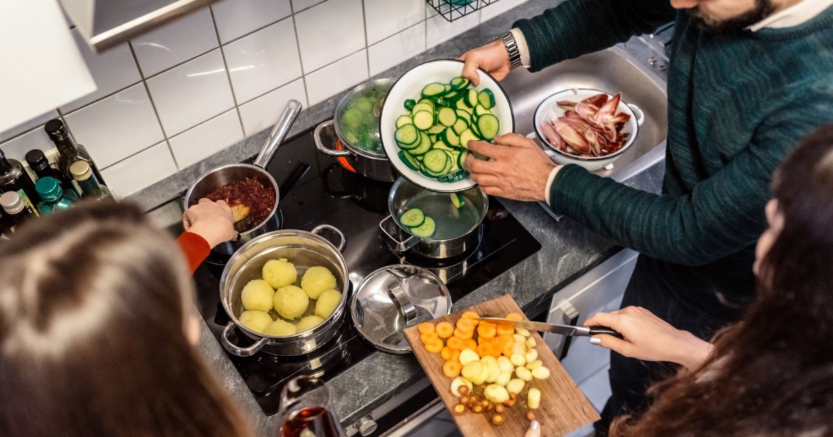 Cara Mengisi Liburan Sekolah: Memasak Bersama