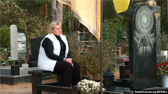 Неля Шастун, мати загиблого військового Ігоря Шастуна на могилі у сина. Білогородка, Київcька область, 12 жовтня 2023 року