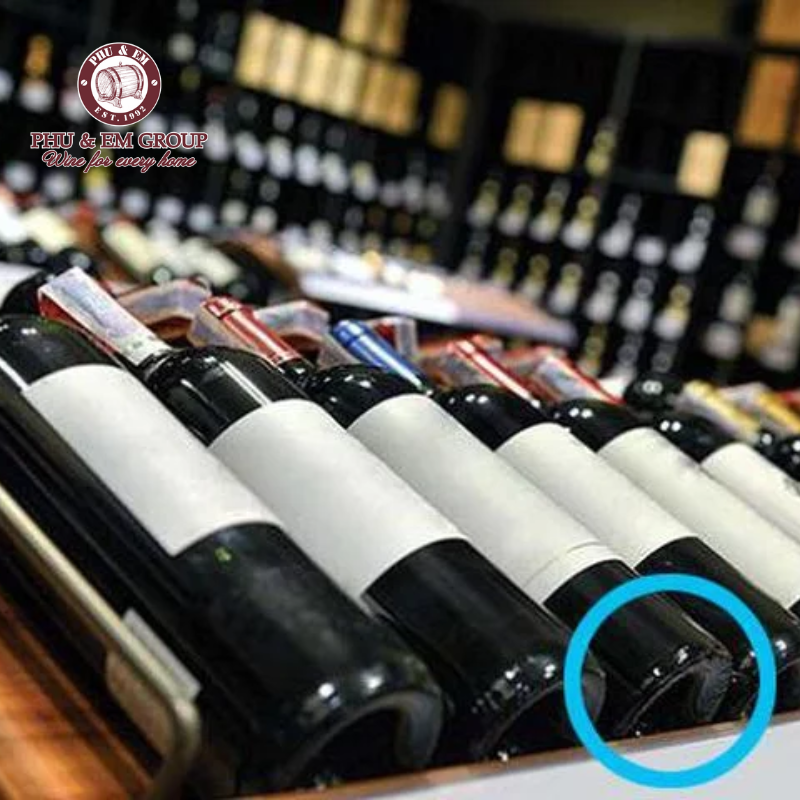 Đáy rượu vang lõm tạo cảm giác chai rượu đầy hơn