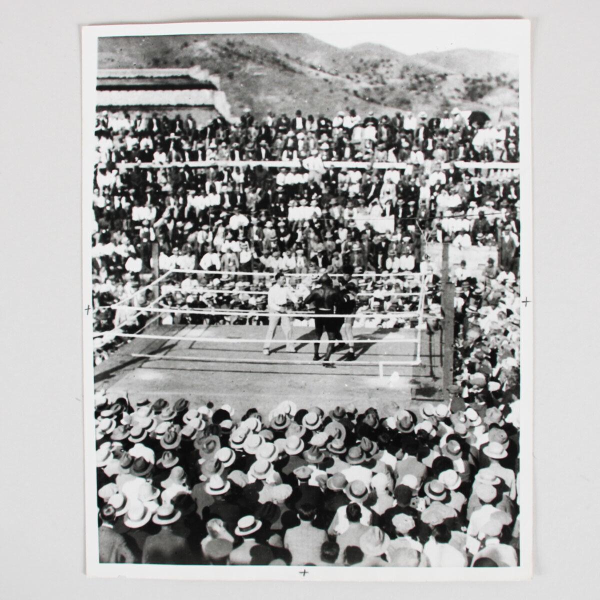 Jack Johnson, el primer campeón negro de la historia durante su combate en Nogales, de 1926, ante Pat Lester en la antigua Plaza de Toros, que fue colmada por soldados del Ejército de EEUU, gente de Sonora, turistas de Chihuahua y la Ciudad de México. Crédito: UPI
