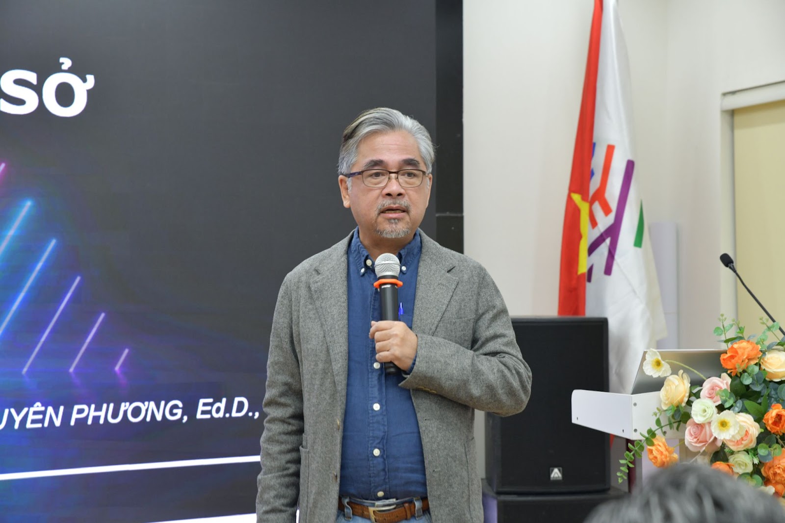 Dr. Lê Nguyên Phương at the event