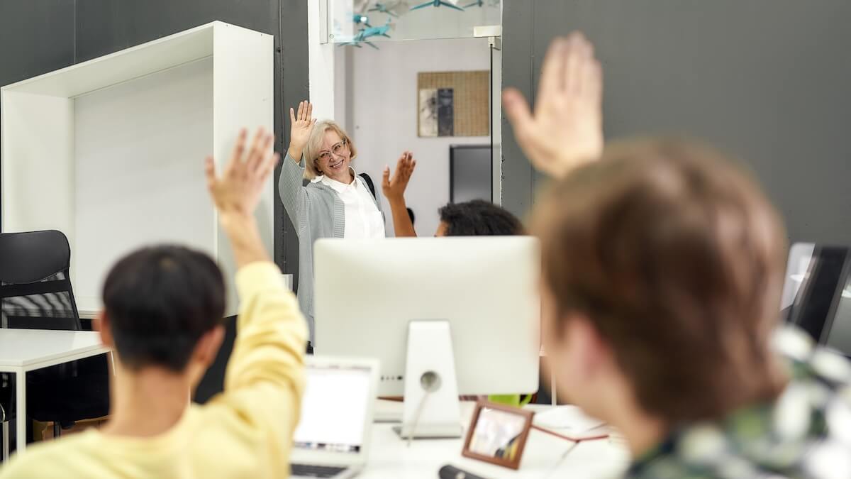 Continuous leave of absence: employees waving goodbye to their colleague