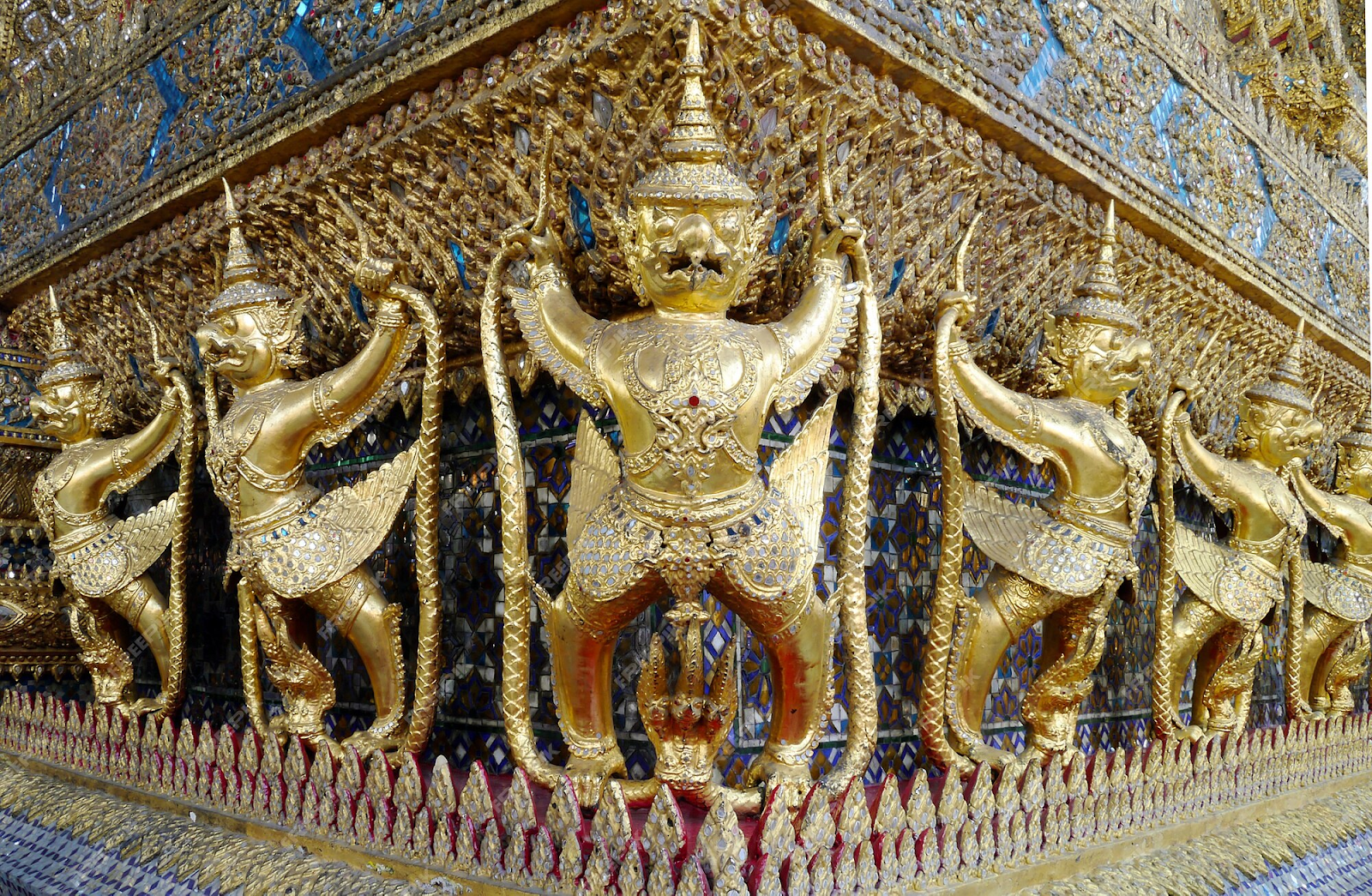 Những bức tượng tại cung điện Thái Lan Chitralada