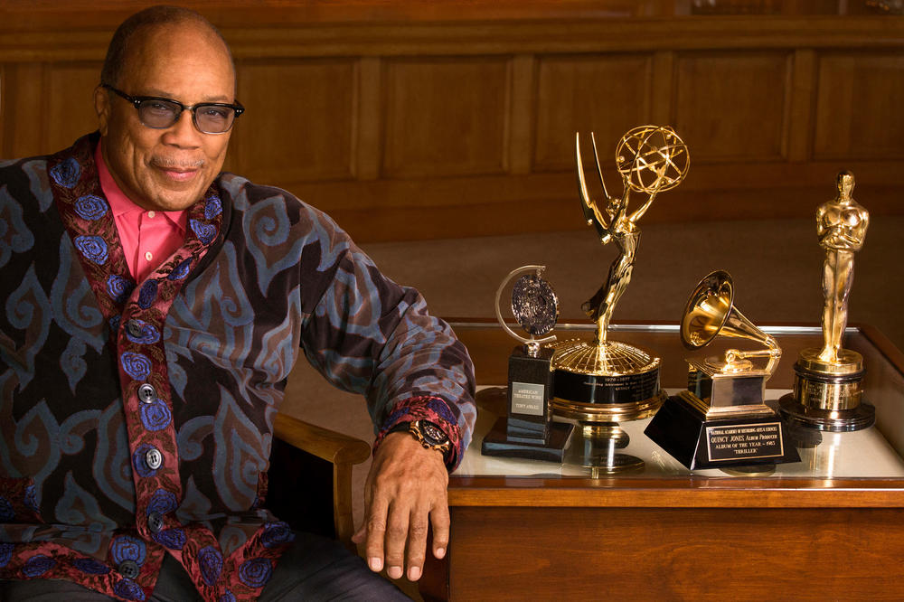Reprodução: Quincy Jones com os 4 troféus