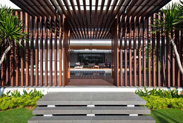 Lam chắn nắng gỗ tạo điểm nhấn thẩm mỹ độc đáo cho không gian ngoại thất.