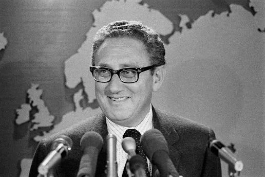 Henry Kissinger, 1973 Nobel Barış Ödülü'ne layık görüldükten sonra ABD Dışişleri Bakanlığı toplantı odasında bir açıklama yapıyor