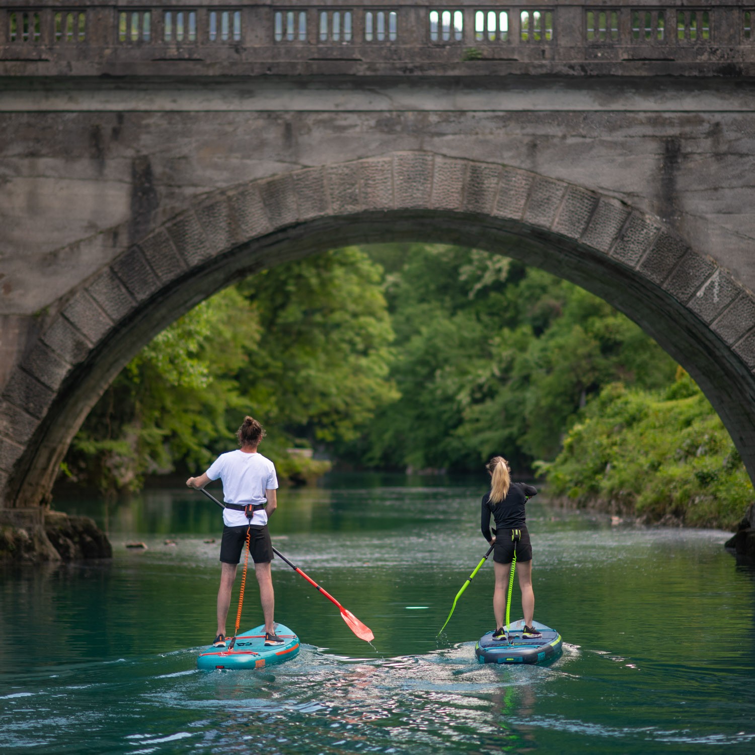 paddle gonflable en rivière