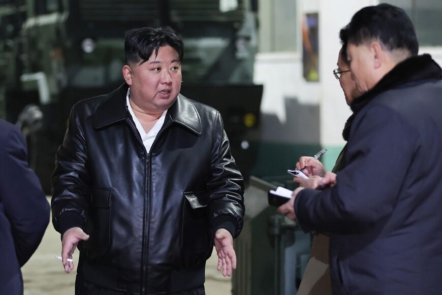 김정은 북한 국무위원장이 이달 초 군수공장을 시찰하고 있다. 조선중앙통신 연합뉴스