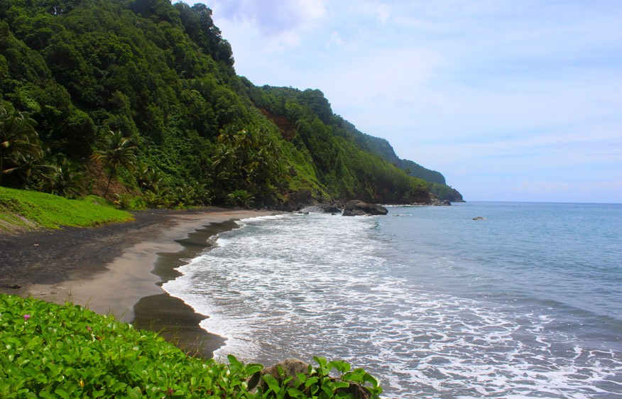 plage sable noir en Martinique 