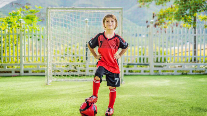 Un niño en el campo de fútbol