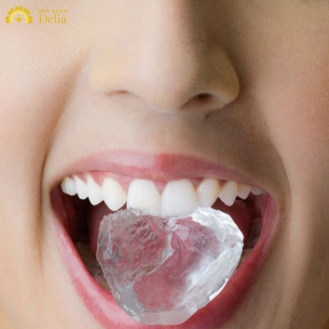 Cắn vật quá cứng cũng dễ gây ra tình trạng nứt gãy chân răng