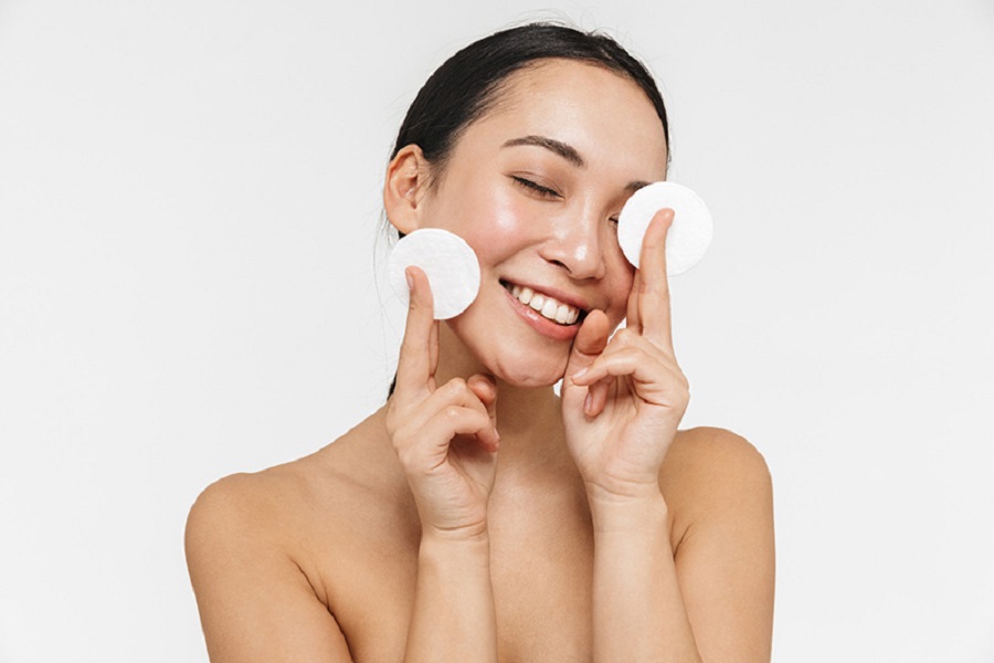 Tẩy trang và rửa mặt bằng sữa rửa mặt là bước cơ bản trong quy trình treatment cho da