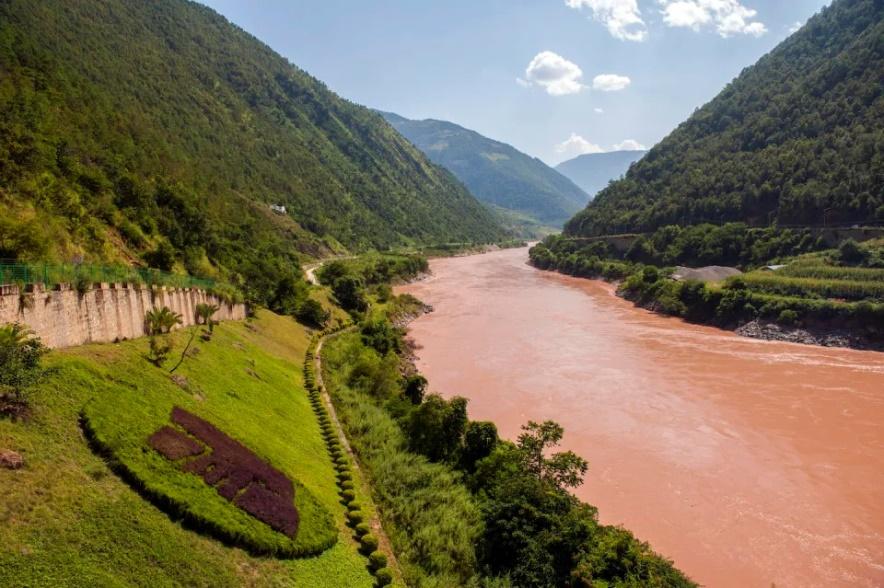 The Mekong River winds through six countries, across 2,700 miles (about 4,350 kilometers) from the mountains to the sea. <a href="https://www.gettyimages.com/detail/news-photo/downstream-from-the-controversial-gongguoqiao-dam-on-the-news-photo/479183194" rel="nofollow noopener" target="_blank" data-ylk="slk:Leisa Tyler/LightRocket via Getty Images;elm:context_link;itc:0" class="link ">Leisa Tyler/LightRocket via Getty Images</a>