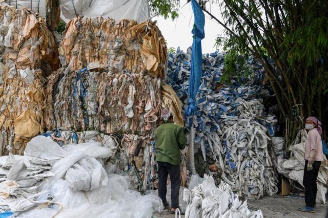 Người dân thu gom phế liệu, rác thải tại Hưng Yên năm 2022 
