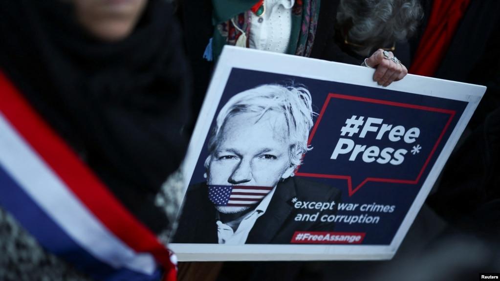 Một người mang hình ông Julian Assange.