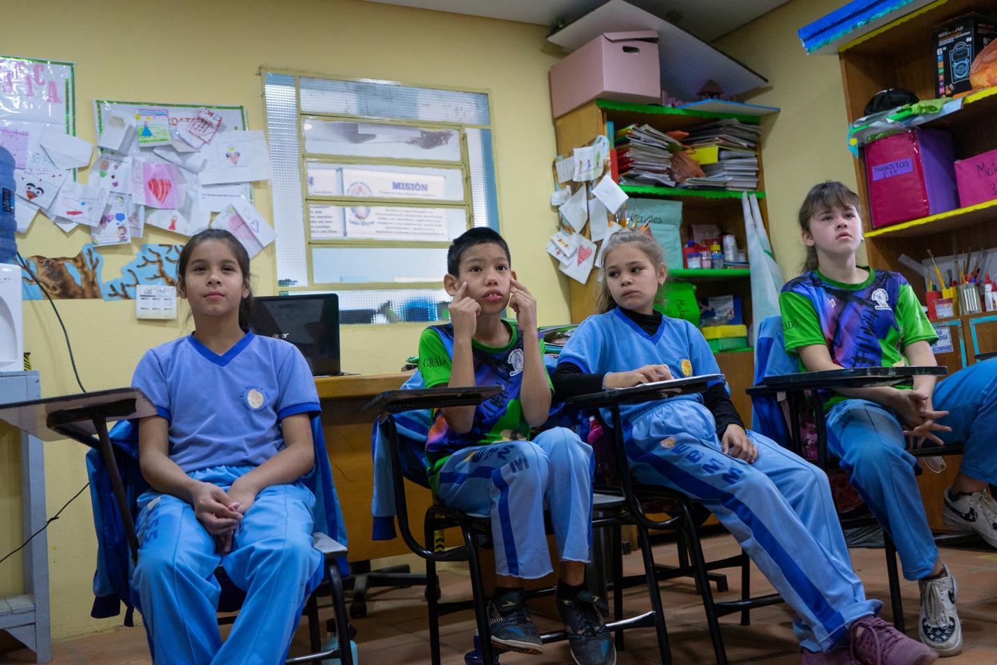 Niños y niñas en el aula participan de la clase