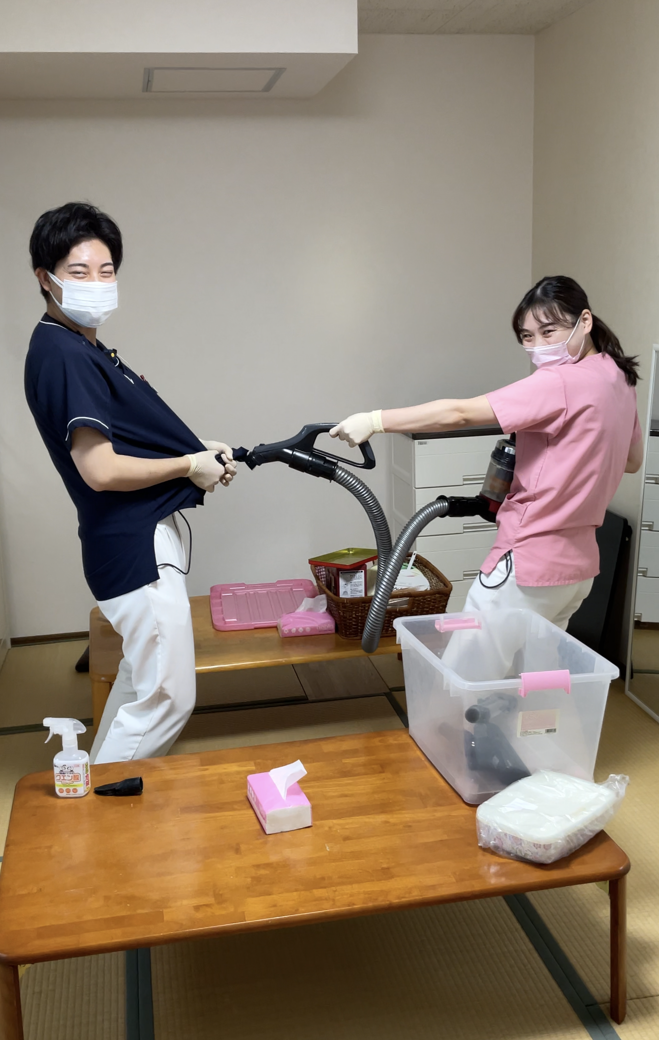 屋内, テーブル, 人, 民衆 が含まれている画像

自動的に生成された説明