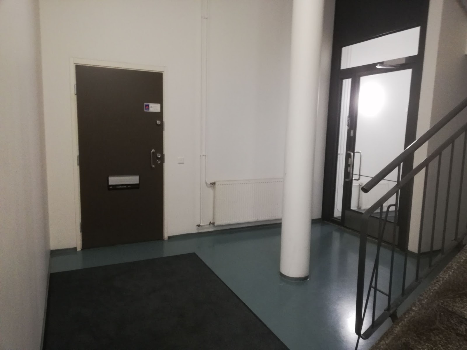 Simpukan sisäänkäynti rappukäytävässä