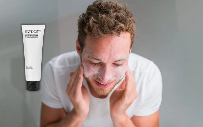Rửa mặt với sữa rửa mặt Men Stay Simplicity Facial Cleanser