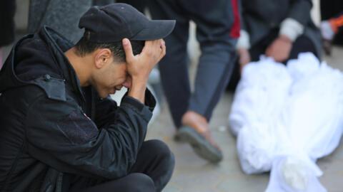 Un hombre palestino llora cerca de los cuerpos de sus familiares muertos en un bombardeo israelí, en Gaza. Imagen publicada el 23 de diciembre de 2023.