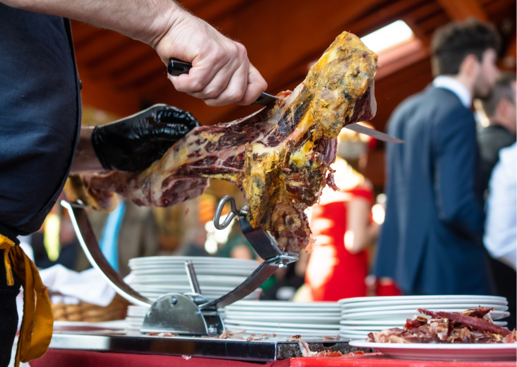 Experiencia gastronómica con jamón: Servicio profesional y calidad gourmet